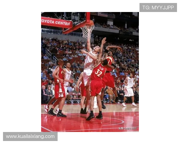 保罗巧妙抢断姚明瞬间回顾NBA经典对决中的精彩时刻 保罗巧妙抢断姚明瞬间回顾NBA经典对决中的精彩时刻